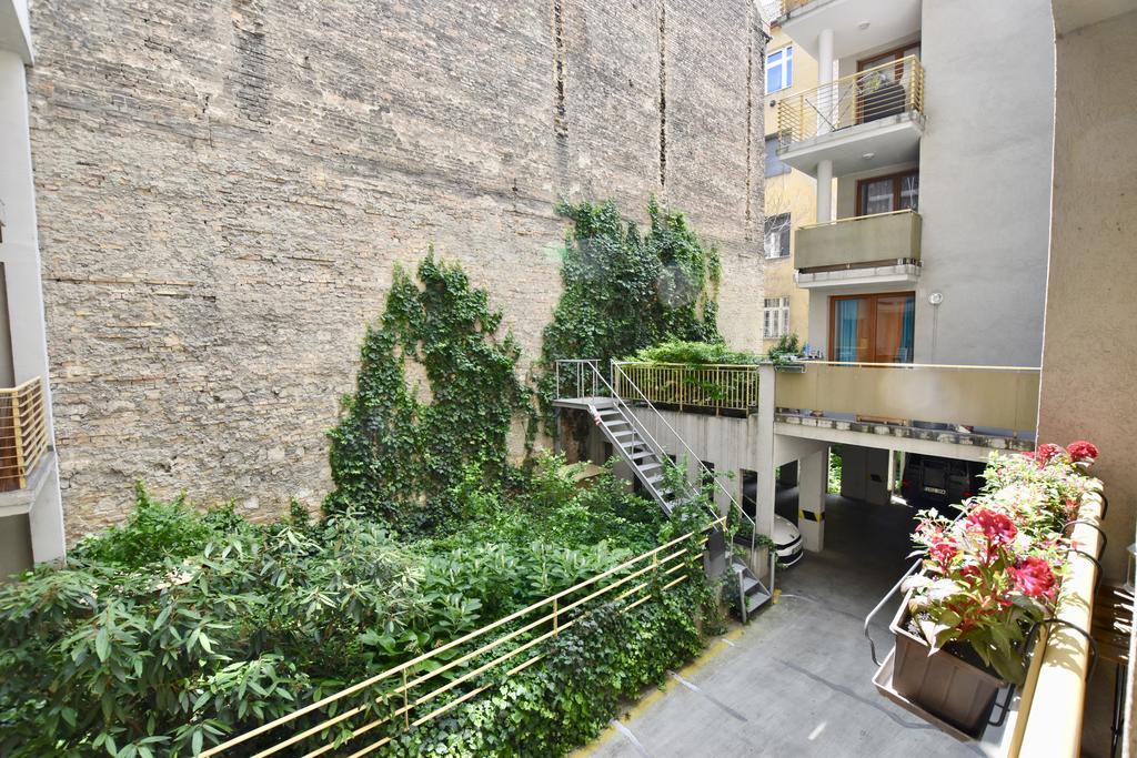 Central Studio Boulevard Βουδαπέστη Εξωτερικό φωτογραφία