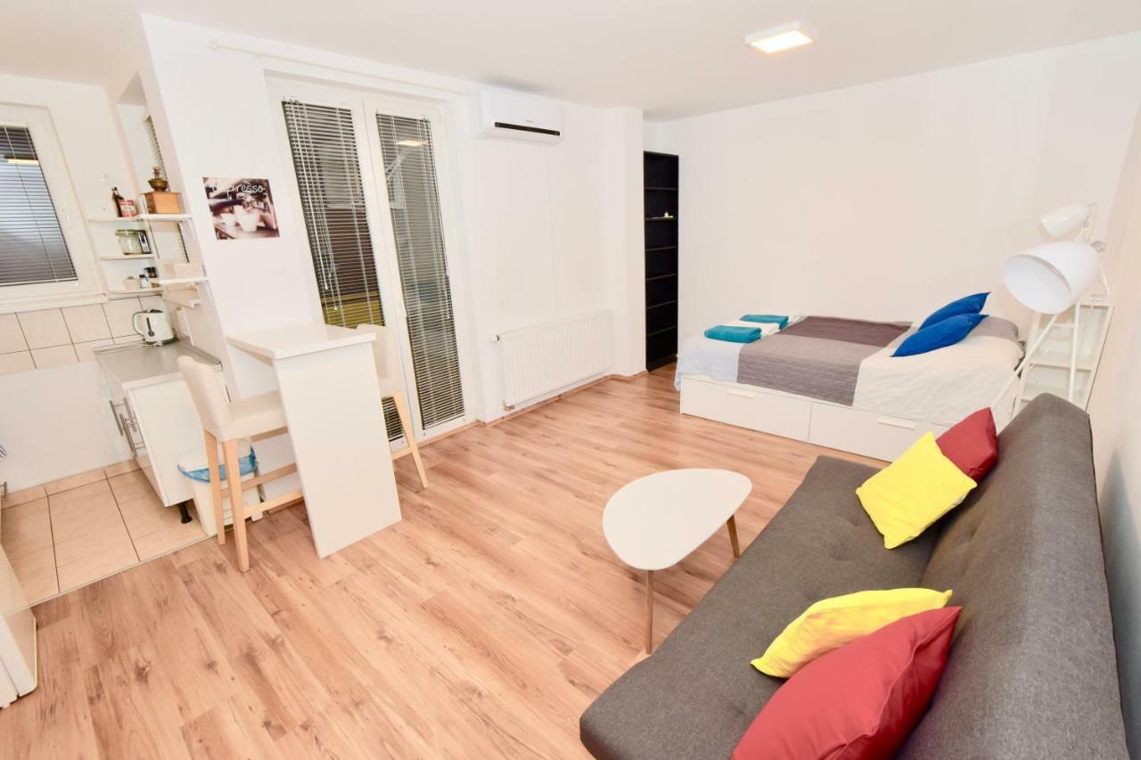 Central Studio Boulevard Βουδαπέστη Εξωτερικό φωτογραφία