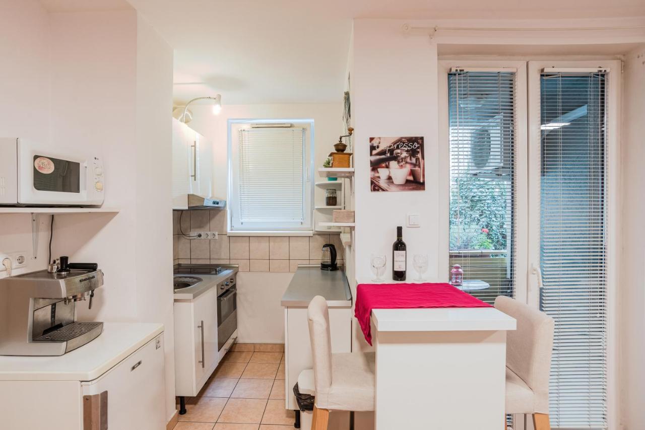 Central Studio Boulevard Βουδαπέστη Εξωτερικό φωτογραφία